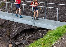 A narrow metal bridge crosses the Büssalpbach stream. (bei Klick vergrösserte Ansicht Bild)