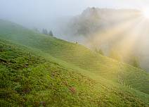 From Berghaus Bussalp, a well-signposted mountain hiking trail leads in the direction of Bachalpsee/First. (bei Klick vergrösserte Ansicht Bild)