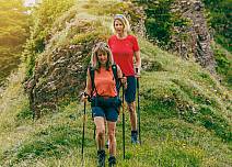 Along the ridge you descend to Bachalpsee. The morning sun sparkles on the dew of the colourful flowers. (bei Klick vergrösserte Ansicht Bild)