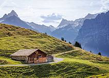 The gentle ups and downs in an easterly direction through unspoilt moorland landscapes make for a relaxing hike. And again and again the view of Schreckhorn and Finsterarhorn, with their beautiful silhouettes. (bei Klick vergrösserte Ansicht Bild)