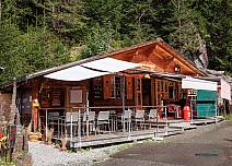 A short stop at the cosy Rasthysi is a must. It's still a little early for the delicious house speciality "Hütten-Magronen". (bei Klick vergrösserte Ansicht Bild)