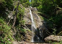 You can already hear the roar of the impressive Abbach waterfall, which carries a lot of water depending on the season. After another short walk along the road, you finally reach the Weidli bus station. (bei Klick vergrösserte Ansicht Bild)