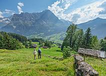 After a short walk on Bussalpstrasse, turn right and follow the way along stacked rock walls over “Matten”. (bei Klick vergrösserte Ansicht Bild)