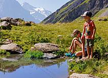 While the children discover frogs at a small pond,  (bei Klick vergrösserte Ansicht Bild)