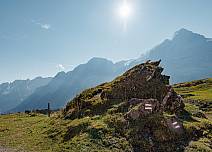 The Romantic hiking trail lives up to its name. The hiking trail runs through flowering meadows with a spectacular view of the Wetterhorn and Engelhorn group.  (bei Klick vergrösserte Ansicht Bild)