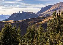 Behind the next hill, above the fir trees, lies the alpine hut Feld. Soon the highest point of the hike is reached.  (bei Klick vergrösserte Ansicht Bild)