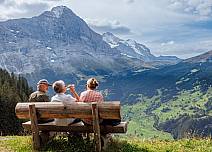 Und weiter geht’s vorbei an der Seil-Bahnstation Bort und weidenden Kühen, über sprudelnde Bergbächelein zum Aussichtspunkt mit weitem Blick übers Tal. (bei Klick vergrösserte Ansicht Bild)