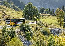 Bald taucht schon der Grindelwald Bus vor der eindrücklichen Kulisse des Scheideggwetterhorns auf. Das Ziel Unterer Lauchbühl ist erreicht. (bei Klick vergrösserte Ansicht Bild)