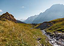 Der Spycherbach kreuzt den Weg unter einem schmalen Steg. (bei Klick vergrösserte Ansicht Bild)