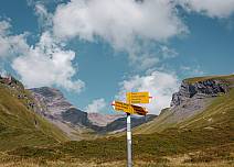 Der Weg zur Pfanni steigt leicht an. Der Himmel in tiefem Blau, gespickt mit ziehenden Wolkenflocken. (bei Klick vergrösserte Ansicht Bild)