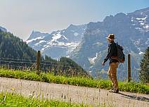 Von der Station Lochsteinen geht es rund 30 Minuten hoch über die Asphaltstrasse Richtung Rasthysi. (bei Klick vergrösserte Ansicht Bild)