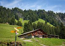 Gestärkt geht es ein kurzes Stück auf der Bergstrrasse weiter, bevor der Weg rechts ab geht Richtung Lochsteinen, Grindelwald. (bei Klick vergrösserte Ansicht Bild)