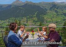 Doch erst ein Mittagessen mit herrlichem Blick auf Grindelwald geniessen, bevor es dann auf der kurvigen Rodelbahn 725m den Berg hinabgeht. (bei Klick vergrösserte Ansicht Bild)
