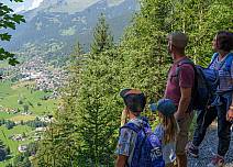Der Wanderweg Richtung Marmorbruch und Gletscherschlucht bietet viele tolle Ausblicke –von Grindelwald bis weit ins Tal, wo die Schwarze Lütschine fliesst. (bei Klick vergrösserte Ansicht Bild)