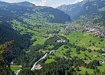 Der Wanderweg Richtung Marmorbruch und Gletscherschlucht bietet viele tolle Ausblicke –von Grindelwald bis weit ins Tal, wo die Schwarze Lütschine fliesst. (bei Klick vergrösserte Ansicht Bild)