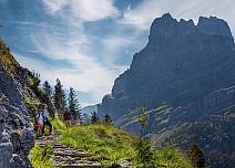 Der teilweise aus dem Fels gehauene Weg führt in angenehmem Auf und Ab in südlicher Richtung zur Wysseflüo. (bei Klick vergrösserte Ansicht Bild)