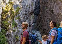 Die Gletscherschlucht: Ein imposantes Naturschauspiel für Gross und Klein. (bei Klick vergrösserte Ansicht Bild)