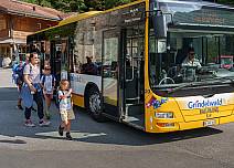 Nach einem Abstecher ins Gasthaus Gletscherschlucht, wartet schon der Grindelwaldbus auf die müden Wanderer. (bei Klick vergrösserte Ansicht Bild)