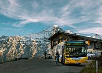Gerade noch rechtzeitig besteigen wir den letzten Grindelwald Bus ins Tal, während die Abendsonne sich hinter die Hügel senkt. (bei Klick vergrösserte Ansicht Bild)